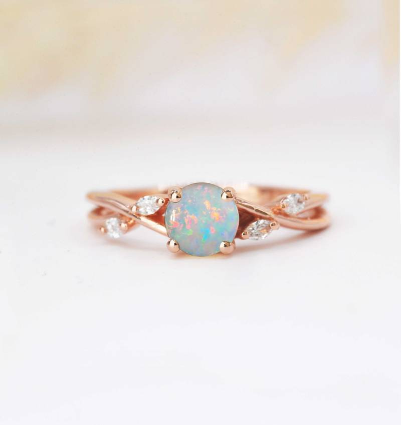 Lebhafter Weißer Opal Und Diamant Art-Deco-Ring | Stilvoller Handgefertigter Ring Aus Weißem 9K/14K/18K Rose, Gelb, Weißgold Für Die Liebe von DiorahJewellery