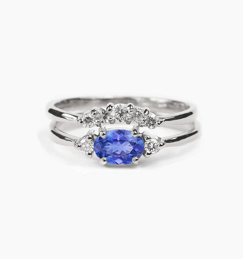 Mittlere Blaue Saphir Verlobungsring Und Alternative Diamant Hochzeit Band | Ovale Blau Weißgold Ring Gebogene Set von DiorahJewellery