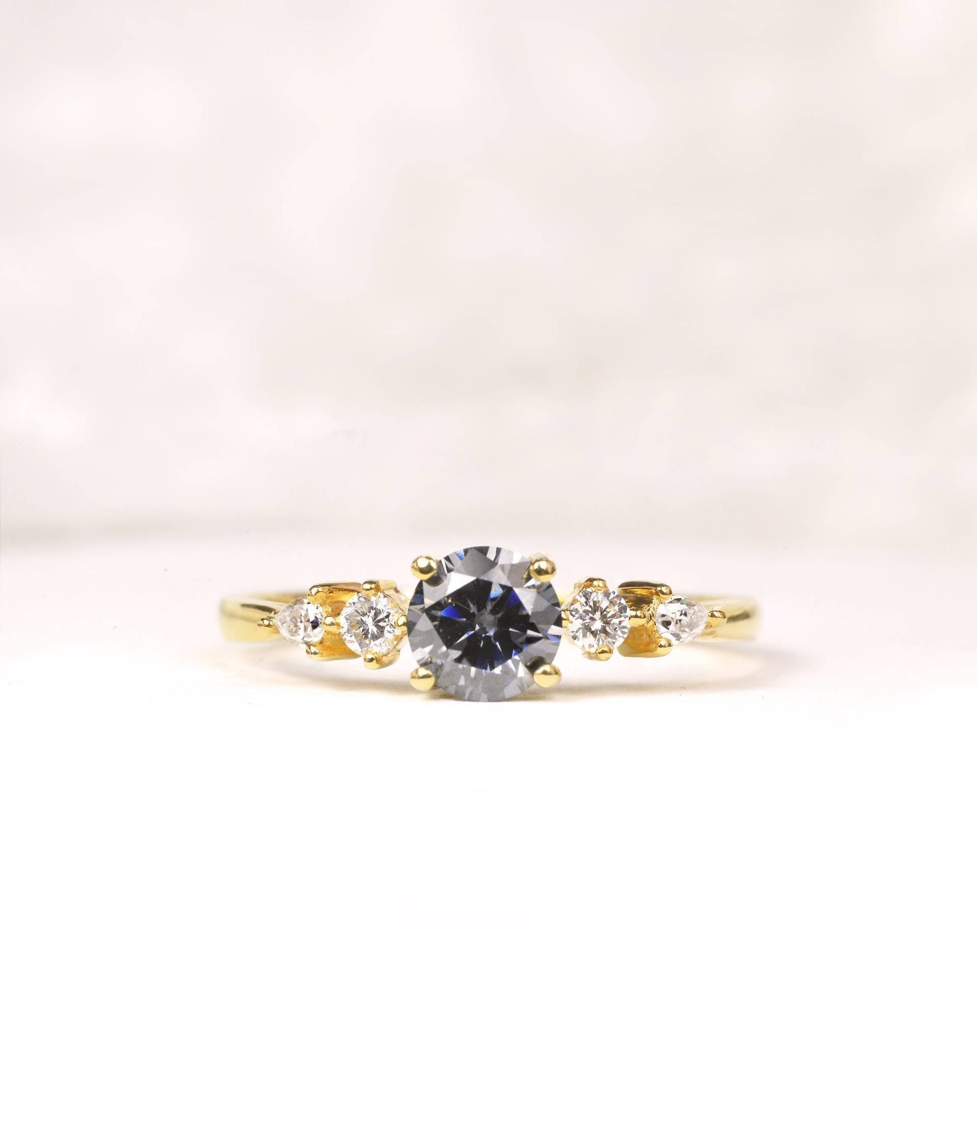 Moissanite Verlobungsring, 1Ct Grauer Moissanit Und Diamant Vintage Inspirierter Ring von DiorahJewellery