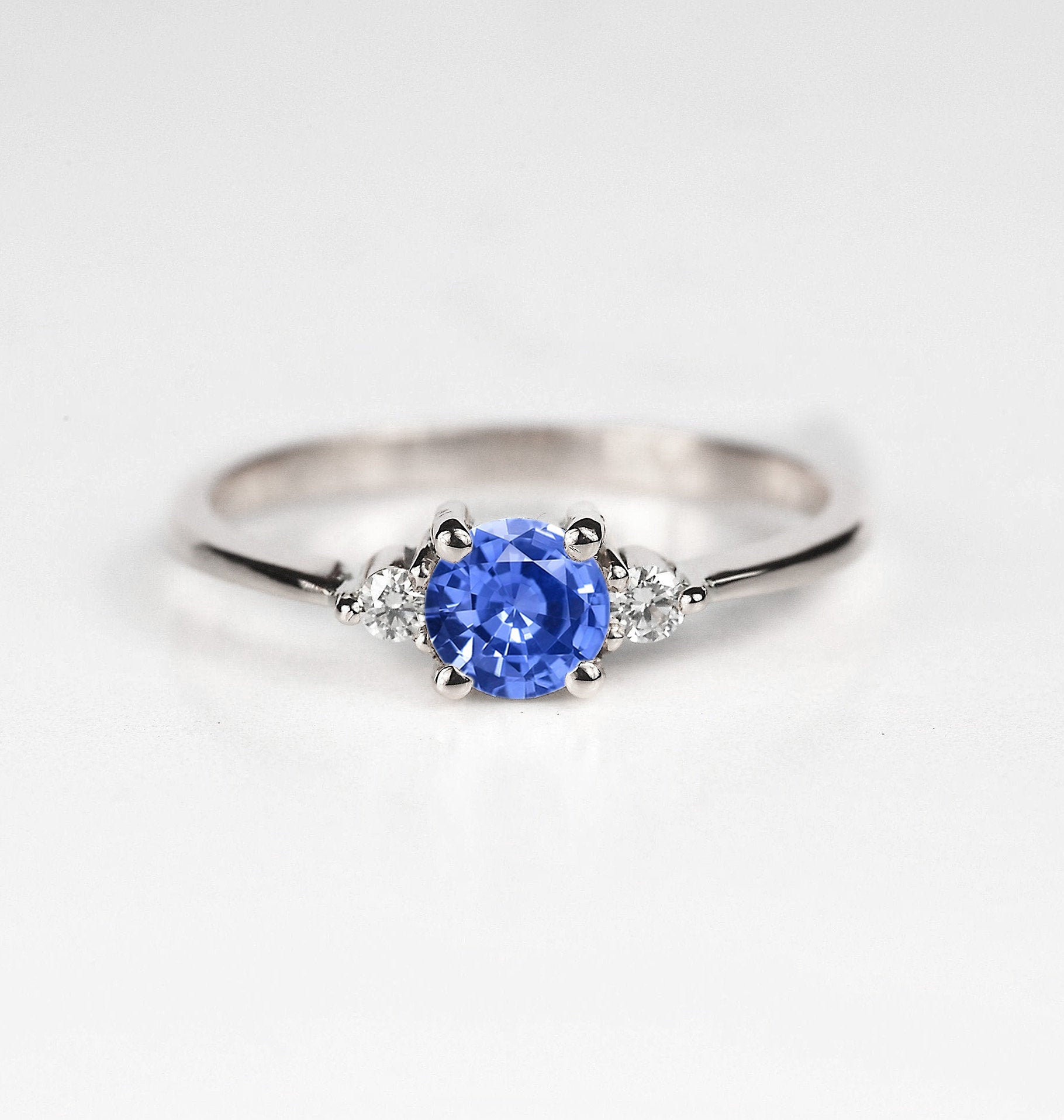 Natürliche Blaue Saphir Und Diamant-Verlobungsring | Drei-stein-Ring-| Jubiläumsring 9K/14K/18K Rose, Weiß, Gelb Versprechen Gold Ring von DiorahJewellery