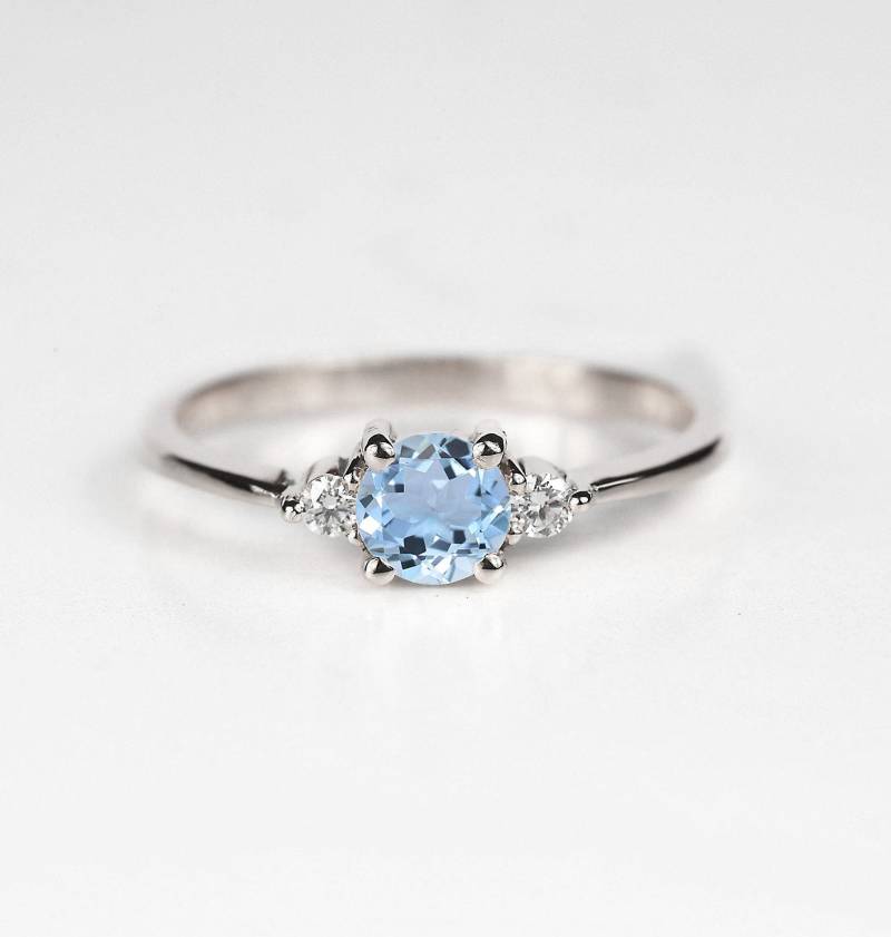 Aquamarin Und Diamant Verlobungsring in 333 Weißgold von DiorahJewellery