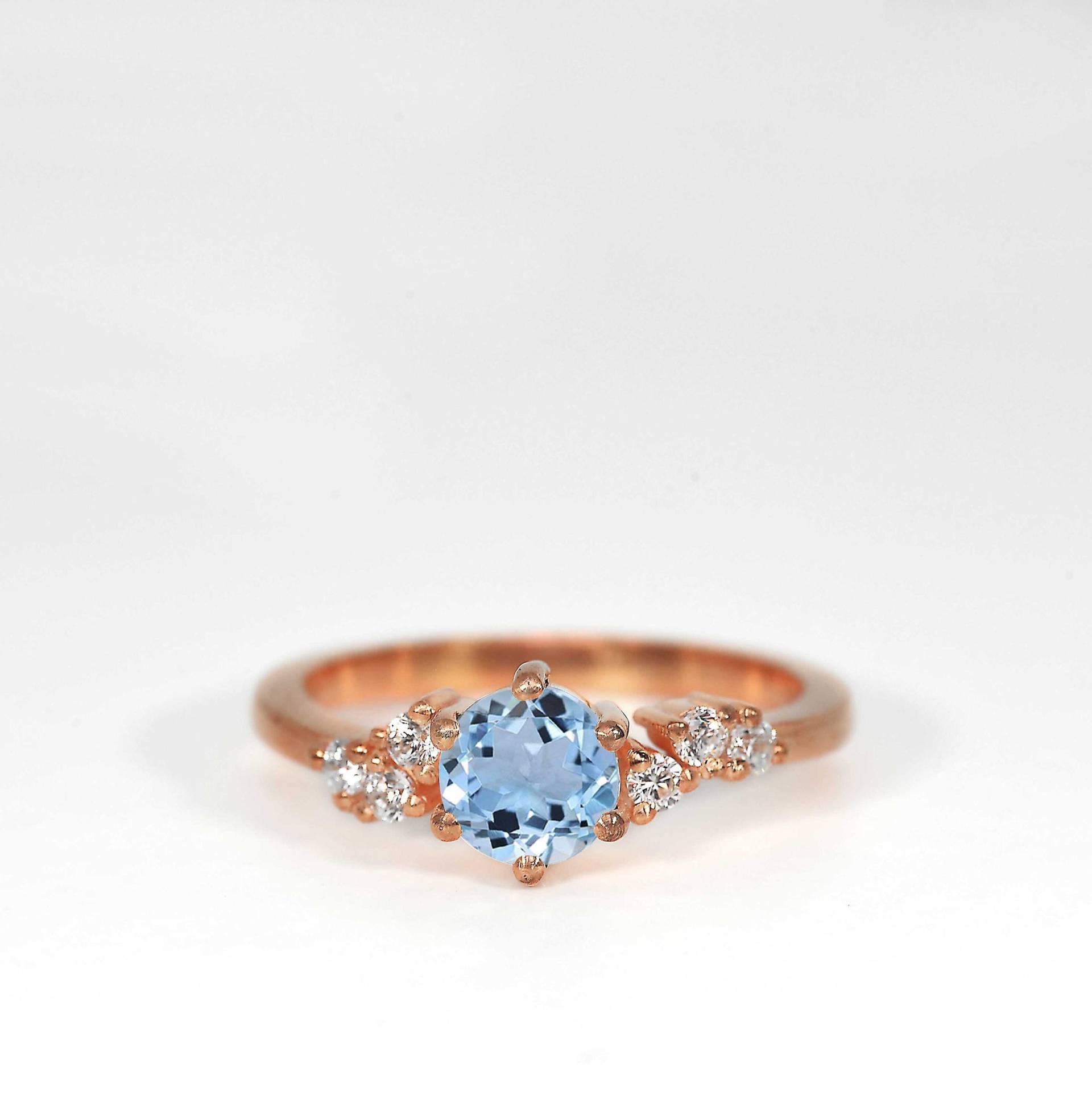 Natürlicher Aquamarin Und Runder Diamant Hochzeits - Verlobungsring | 5mm Runder Braut Versprechen Ring Roségold Diamant Ring Für Sie von DiorahJewellery