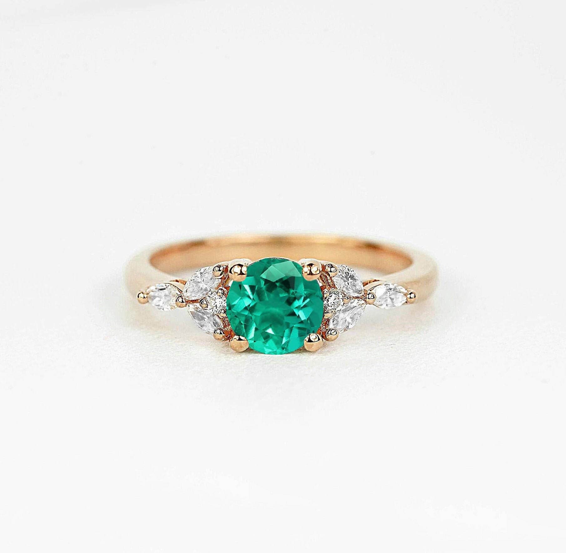 Natürlicher Runder Smaragd Und Marquise Diamant Verlobungsring | Zierliche Braut Versprechen Art Deco Ring Vintage von DiorahJewellery