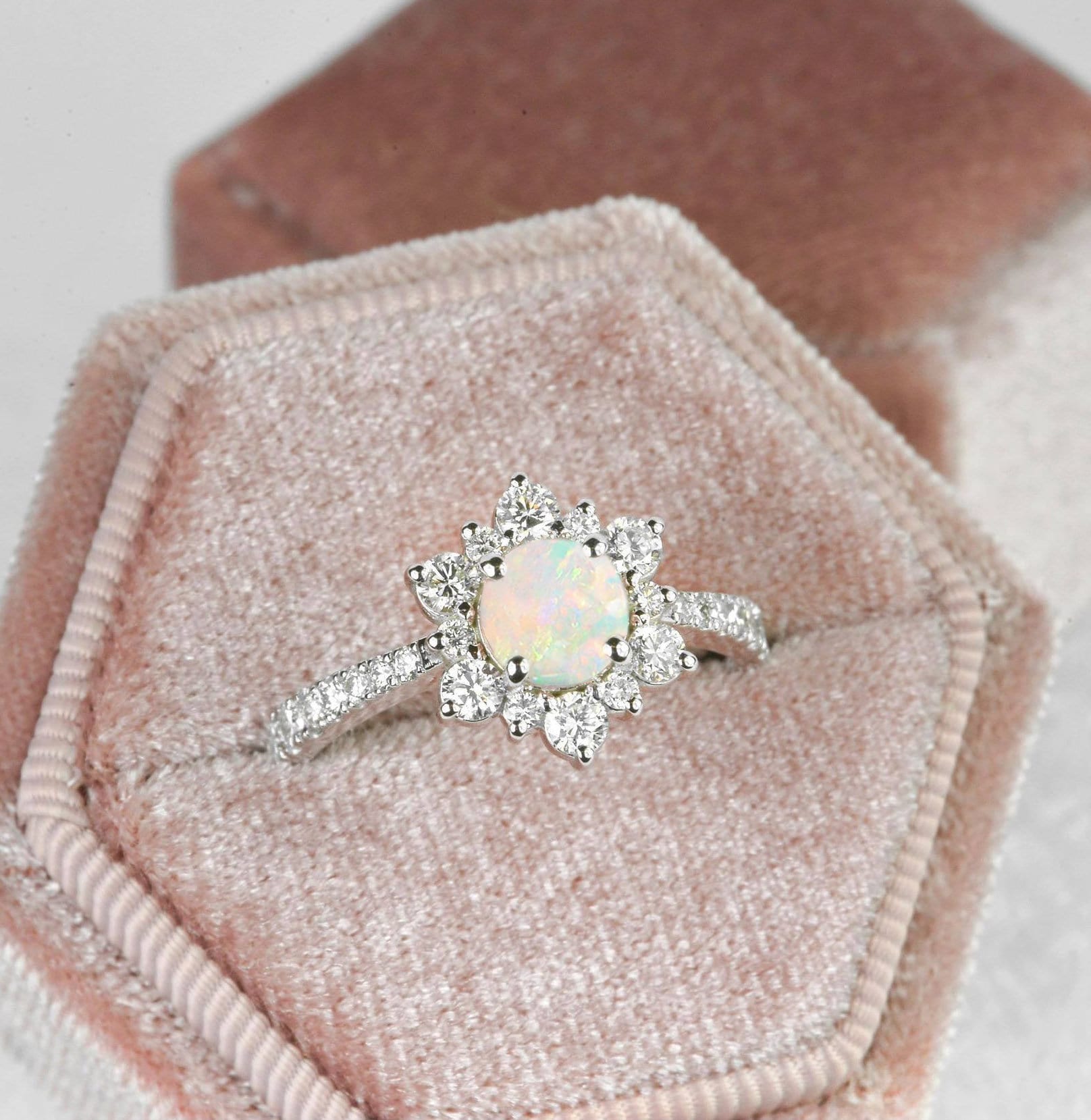 Opal Verlobungsring | Weiße Opla Und Diamant-Cluster-Ring Weißgold Vintage Ring Halo Jahrestag Einzigartige Braut von DiorahJewellery