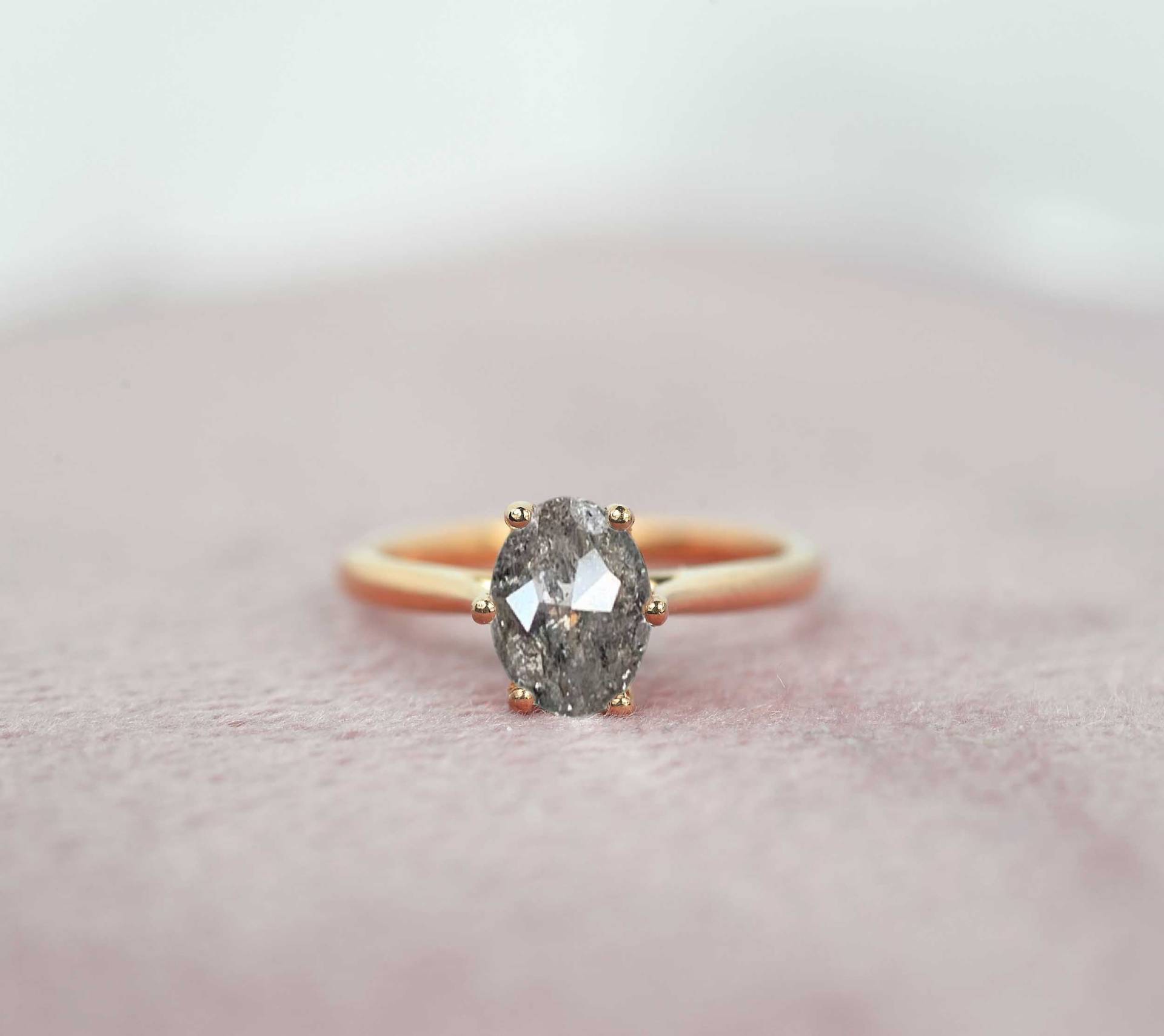 Ovale Salz Und Pfeffer Sechs Zinken Verlobungsring | Vintage Inspiriert Minimal Style Ring Einfache Graue Diamant-Ring-| 9K, 14K, 18K Rose Gold von DiorahJewellery