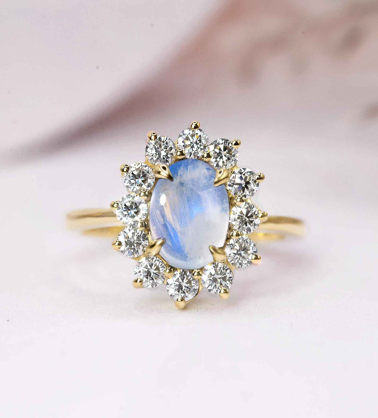 Ovaler Mondstein Und 2mm Diamant Verlobungsring | Hochzeits-, Braut - Jubiläumsring Cluster Ring Aus Gelbgold Für Sie von DiorahJewellery