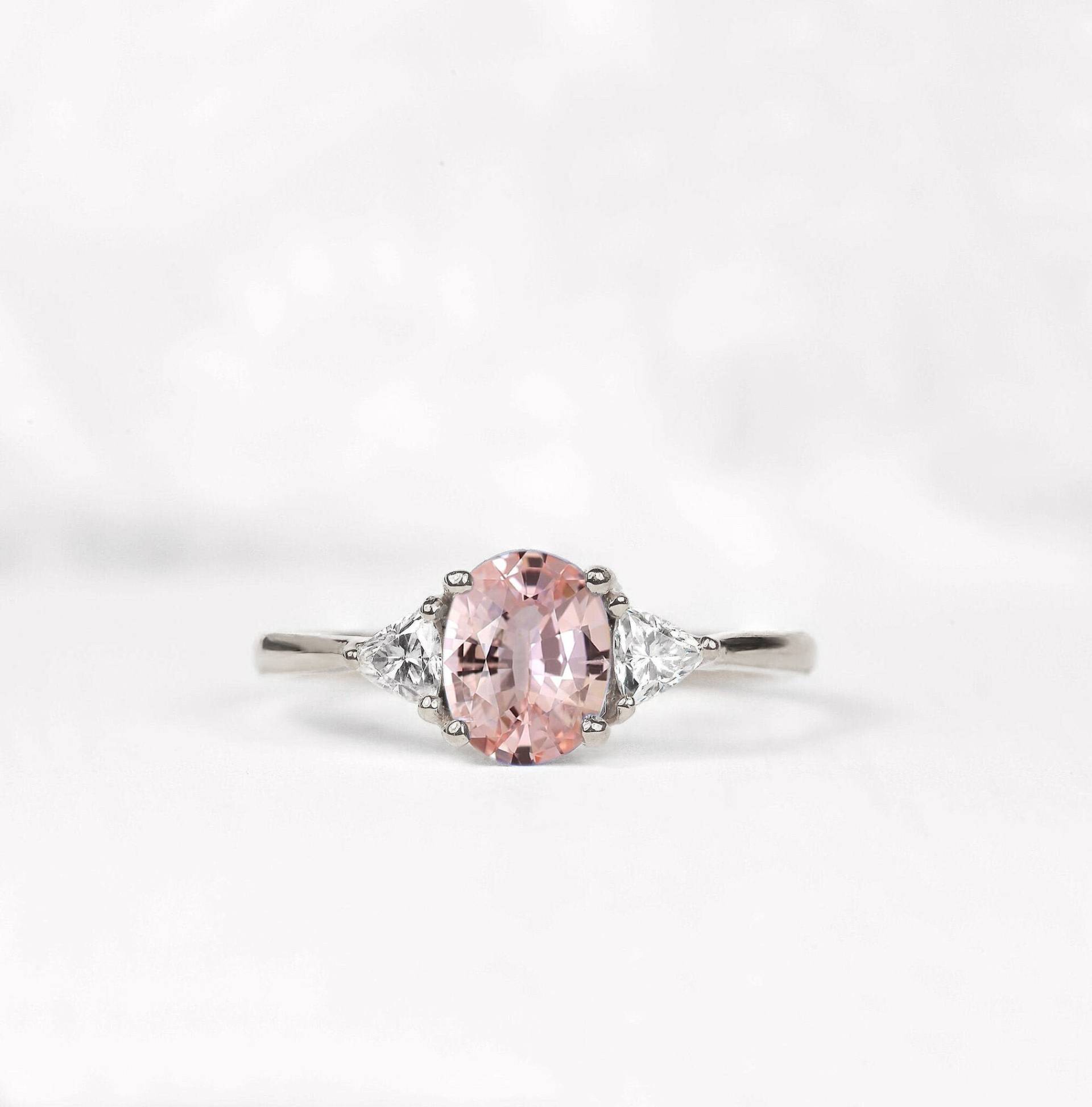 Ovaler Morganit Zierlicher Ring | 9K/14K/18K Gelb, Rose, Weißgold Vintage Inspirierter Und Trillion Diamond Solitär Für Sie von DiorahJewellery