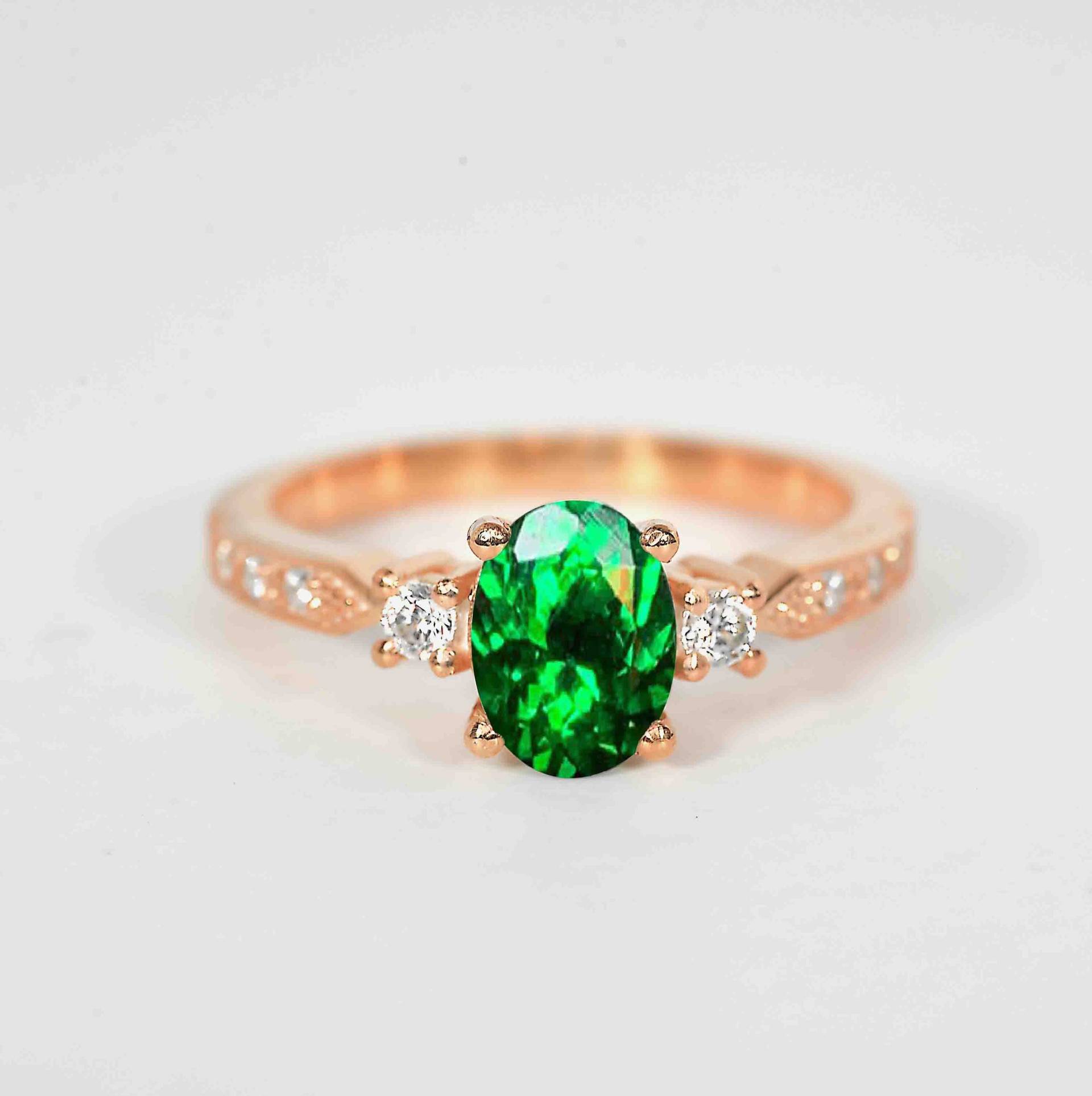 Ovaler Tsavorit Verlobungsring | Runder Diamant Ring 9K/14K/18K Roségold Ring Rustikaler Diamantring Für Sie von DiorahJewellery