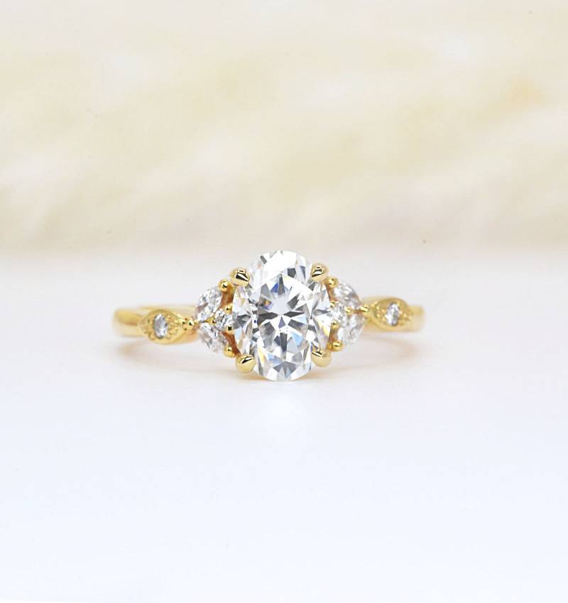 Ovaler Moissanit Verlobungsring Diamant Akzent, Gelbgold, Handgemacht von DiorahJewellery