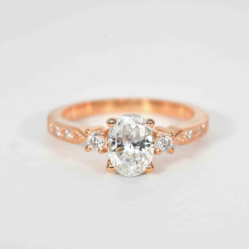 Ovaler Weißer Moissanit Verlobungsring | Runder Diamant Ring 9K/14K/18K Roségold Ring Jubiläum Rustikaler Diamantring von DiorahJewellery