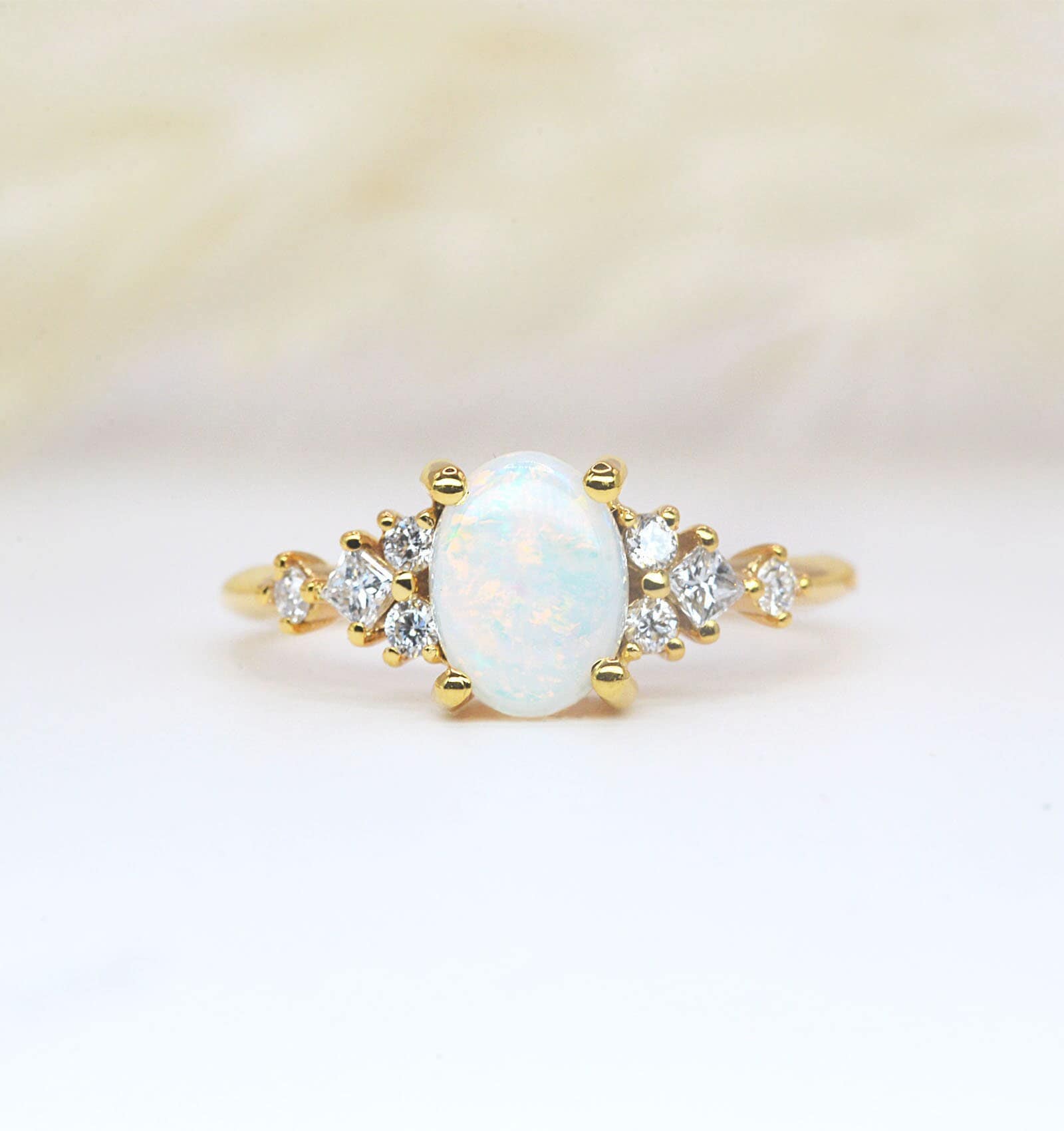 Ovaler Weißer Opal Und Diamant Zierlicher Ring | Oval Geschliffener Jubiläumsring Princess Cut Gelbgold Verlobungsring von DiorahJewellery