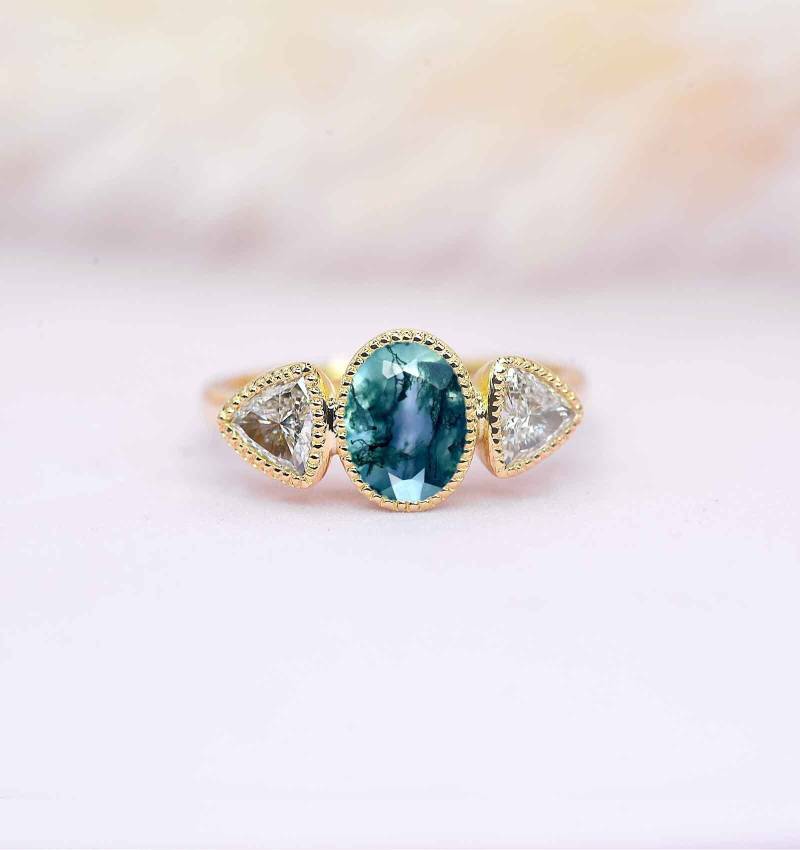 Ovaler Moosachat Verlobungsring Trilliant Diamant Drei-stein-Ring von DiorahJewellery