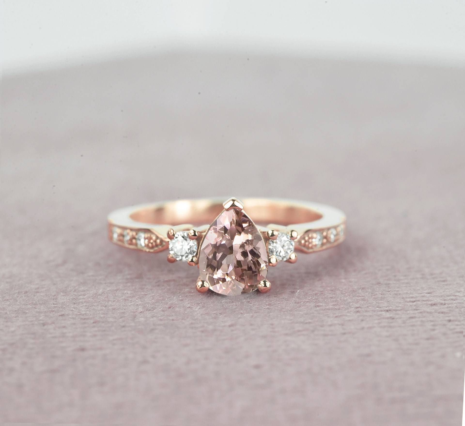 Pear Shaped Morganit Verlobungsring | Runder Diamant Ring 9K/14K/18K Roségold Ring Rustikaler Diamantring Für Sie von DiorahJewellery