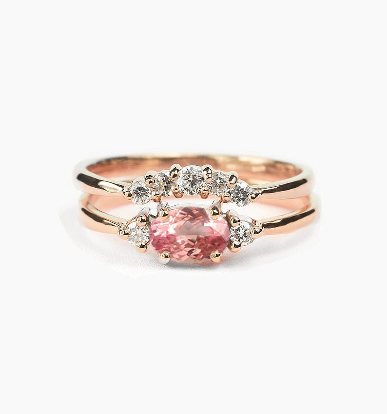 Pfirsich Saphir Verlobungsring Und Alternative Diamant Hochzeit Band | Ovale Rose Gold Ring Gebogene Set Für Sie von DiorahJewellery