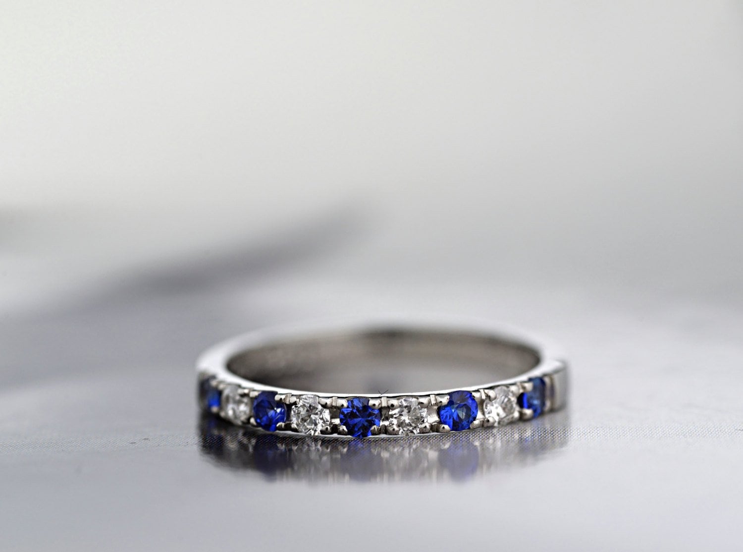 Platin 950 Diamant Und Blau Saphir Halbe Ewigkeit Ring, 2mm Hochzeitsband von DiorahJewellery