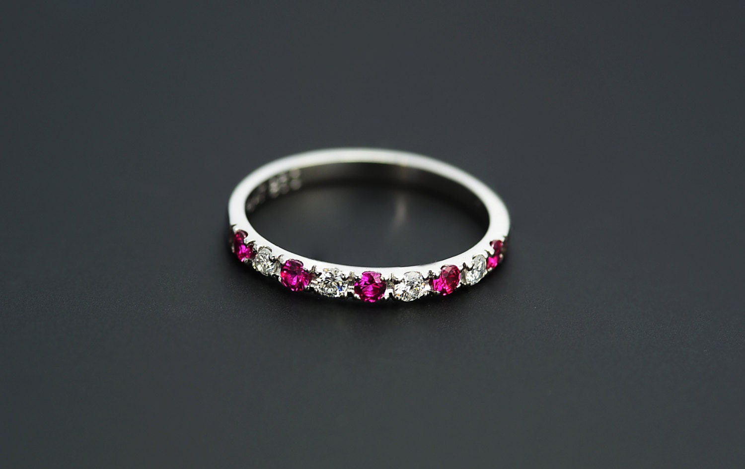 Platin 950 Diamant Und Natürlicher Rubin Halbe Ewigkeit Ring, 2mm Ehering von DiorahJewellery