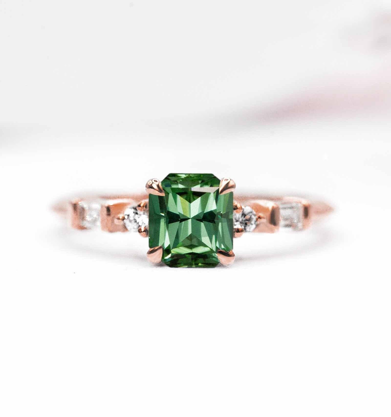 Radiant Cut Mintgrüner Turmalin Mit Verlobungsring | Verlobung in Rosegold Strahlend Grüner Und Baguette Diamant Ring von DiorahJewellery