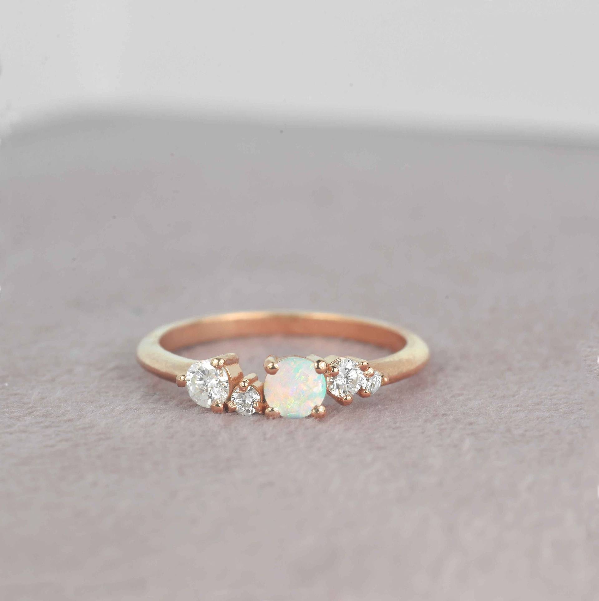 Rund 4mm Weißer Opal Verlobungsring | Diamant Ehering Und Vintage 9K/14K/18K Roségold, Platin Ring Für Sie von DiorahJewellery