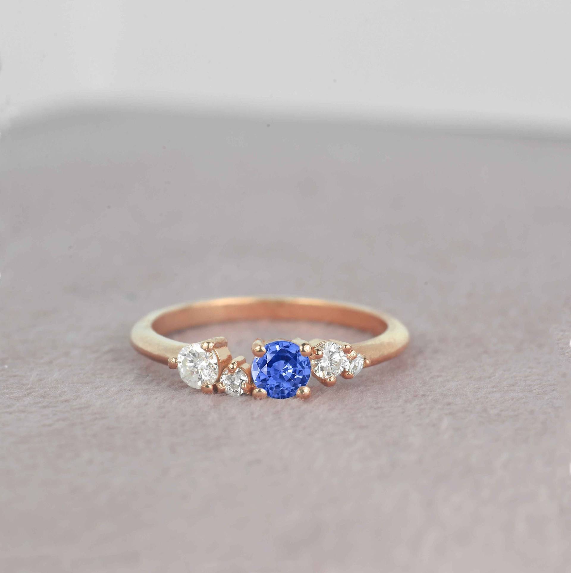 Runder 4mm Runder Hellblauer Saphir Verlobungsring | Diamant Ehering Und Vintage 9K/14K/18K Roségold, Platin Ring von DiorahJewellery