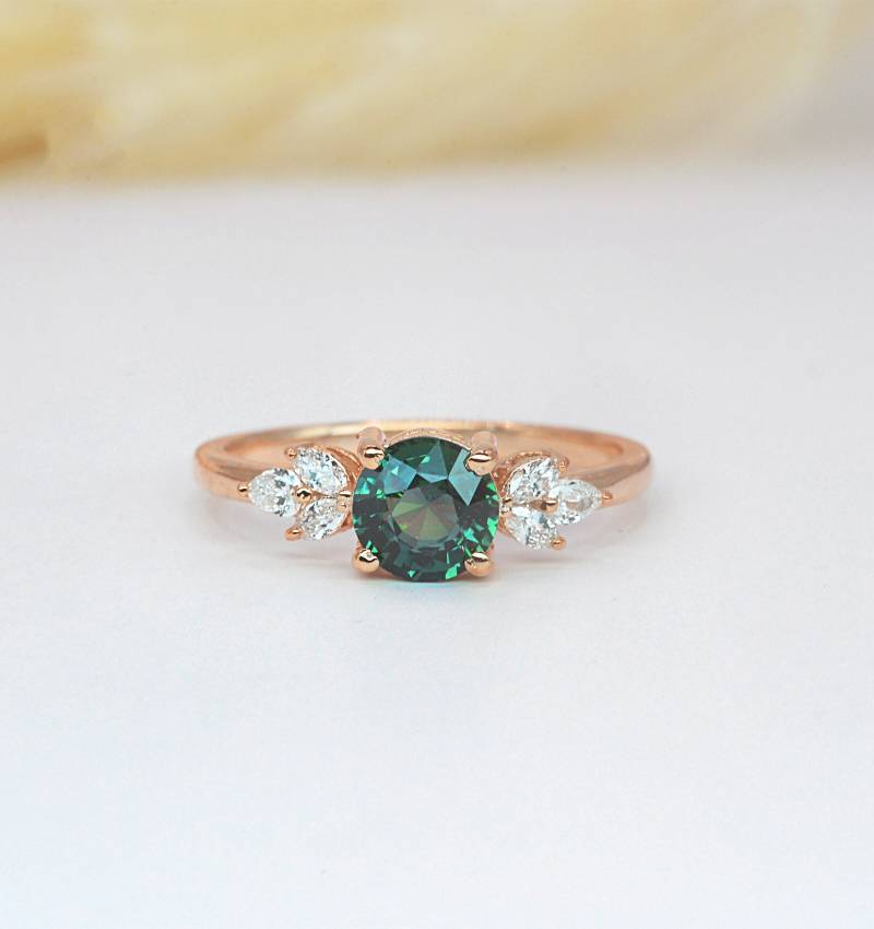 Blaugrüner Saphir Verlobungsring Marquise Diamant Gruppe, Rotgold Art Deco von DiorahJewellery