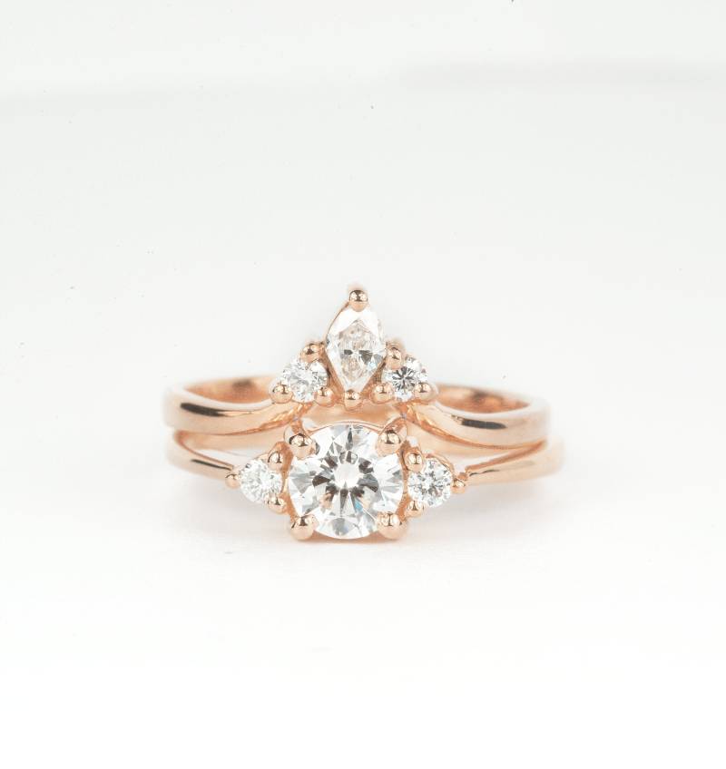 Runder Diamant Verlobungsring Solitär Alternative Ehering-Diamant Gewölbt Band-Diamant Ring Set von DiorahJewellery