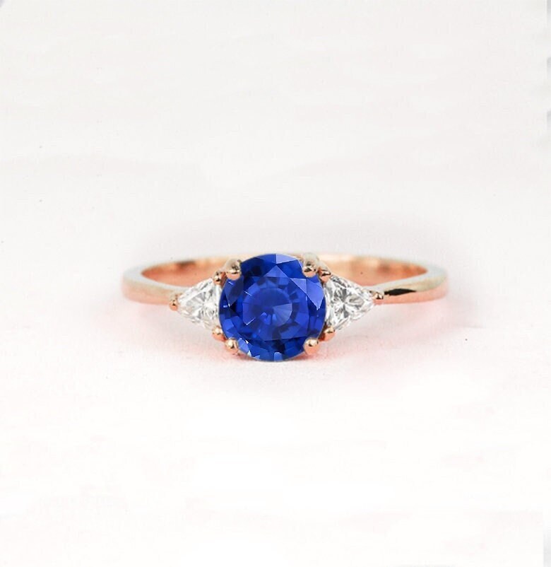 Runder Mittel Blauer Saphir Und Trilliant Diamant Verlobungsring | Hochzeit Brautring Rose Gold Zierlich Ring von DiorahJewellery
