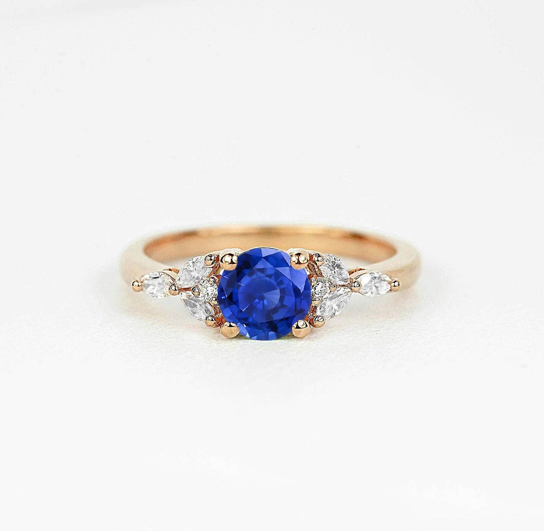 Runder Mittlerer Blauer Saphir Und Marquise Diamant Verlobungsring | Zierliche Braut Versprechen Art Deco Maßgeschneiderter Ring von DiorahJewellery