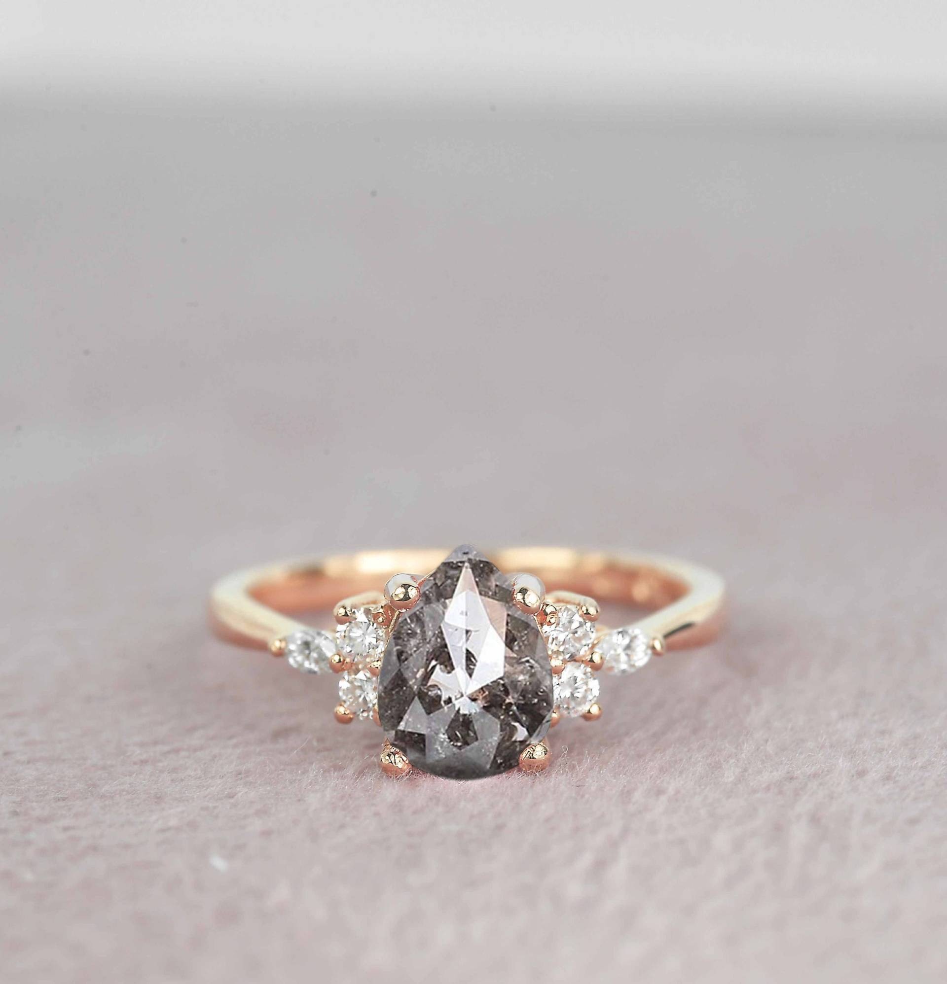 Salz Und Pfeffer Diamant Verlobungsring | Pear Galaxy Vintage Ring in Roségold Grauer Multi-stein Hochzeit von DiorahJewellery