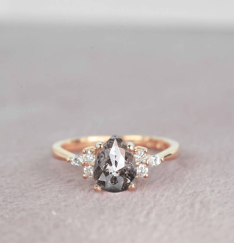 Salz Und Pfeffer Diamant Verlobungsring | Pear Galaxy Vintage Ring in Rosegold Grauer Multi-stein Hochzeit von DiorahJewellery