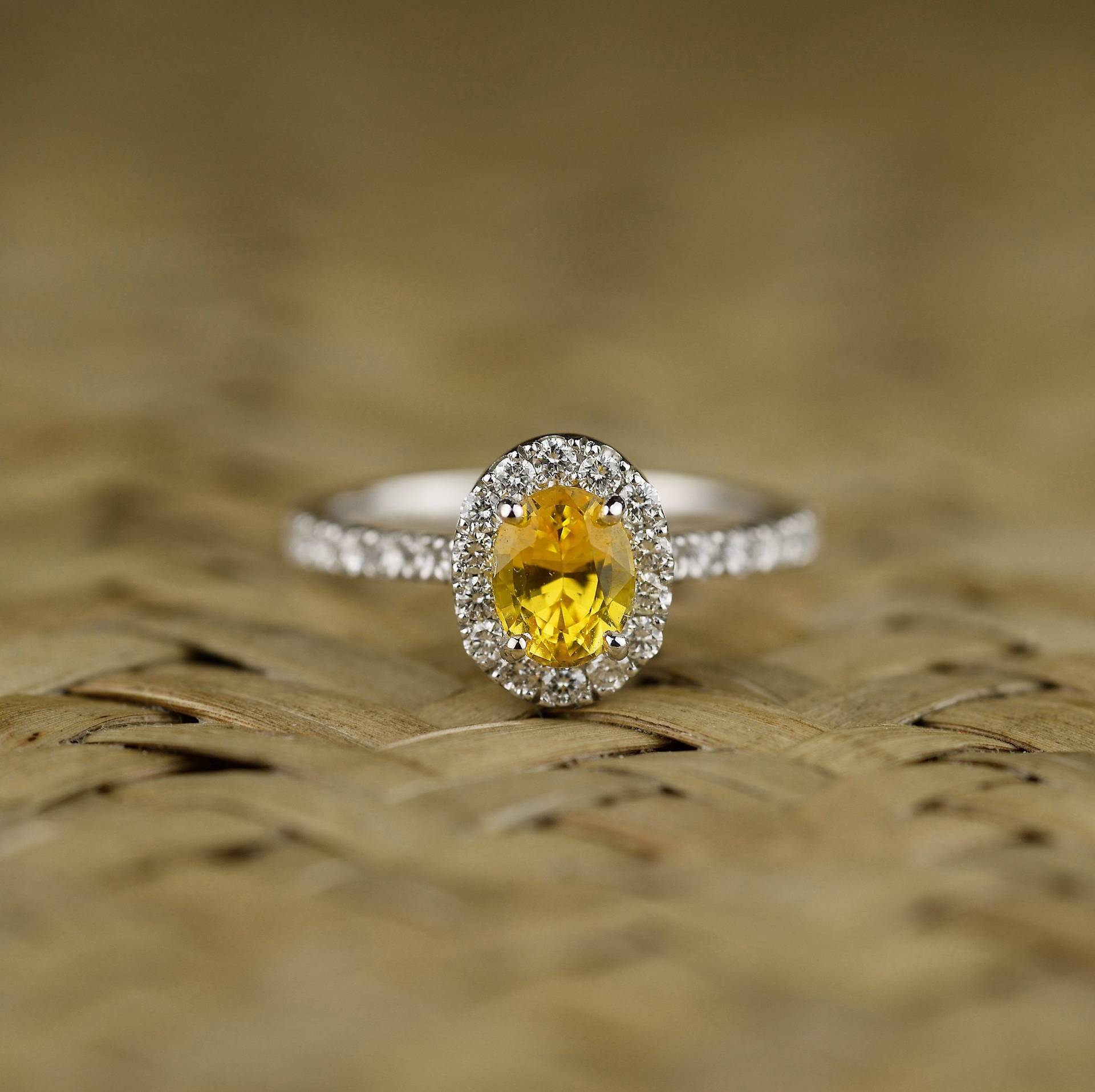 Saphir Verlobungsring-Natürliche Ceylon Gelb Diamant Ring in 14Ct/18Ct Weißgold-Diamant Halo Verlobungsring von DiorahJewellery