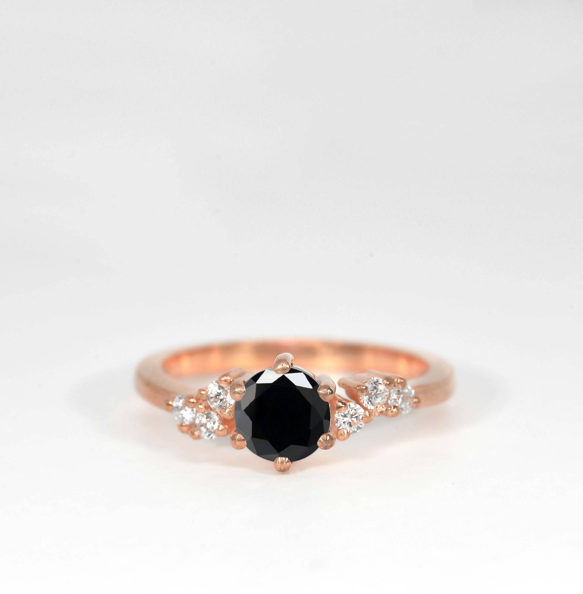Schwarzer Diamant Und Runder Weißer Hochzeits - Verlobungsring | 5mm Brautring Roségold Diamant Ring Für Sie von DiorahJewellery
