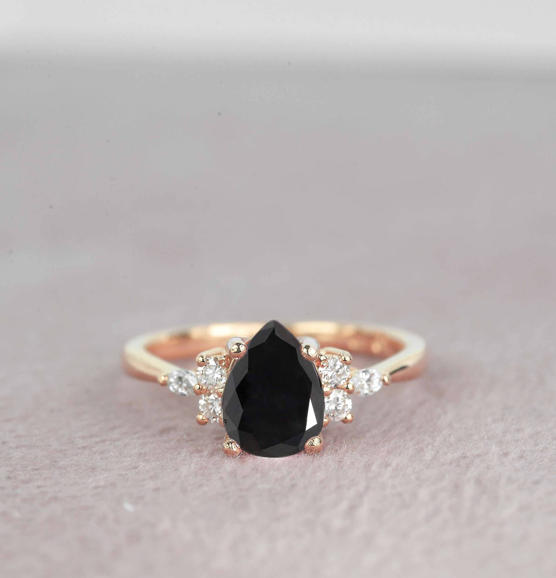 Schwarzer Diamant Und Verlobungsring | Pear Black Diamond Vintage Ring in Roségold Mehrstein Ehering von DiorahJewellery