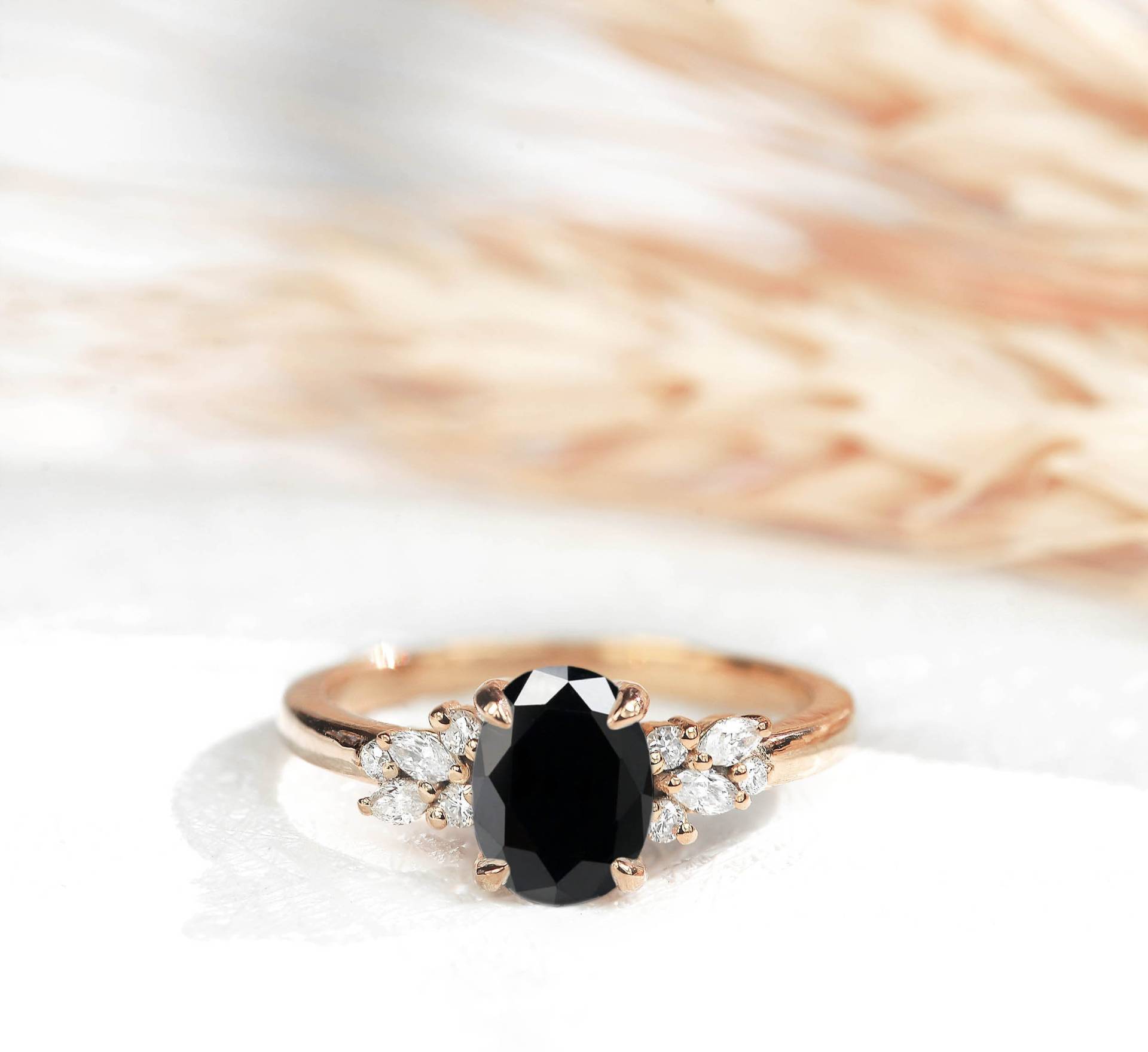 Schwarzer Diamant Und Weißer Verlobungsring | Ovale Schwarze Vintage Ring in Rose Gold Natürliche Art-Deco-Ring Für Sie von DiorahJewellery