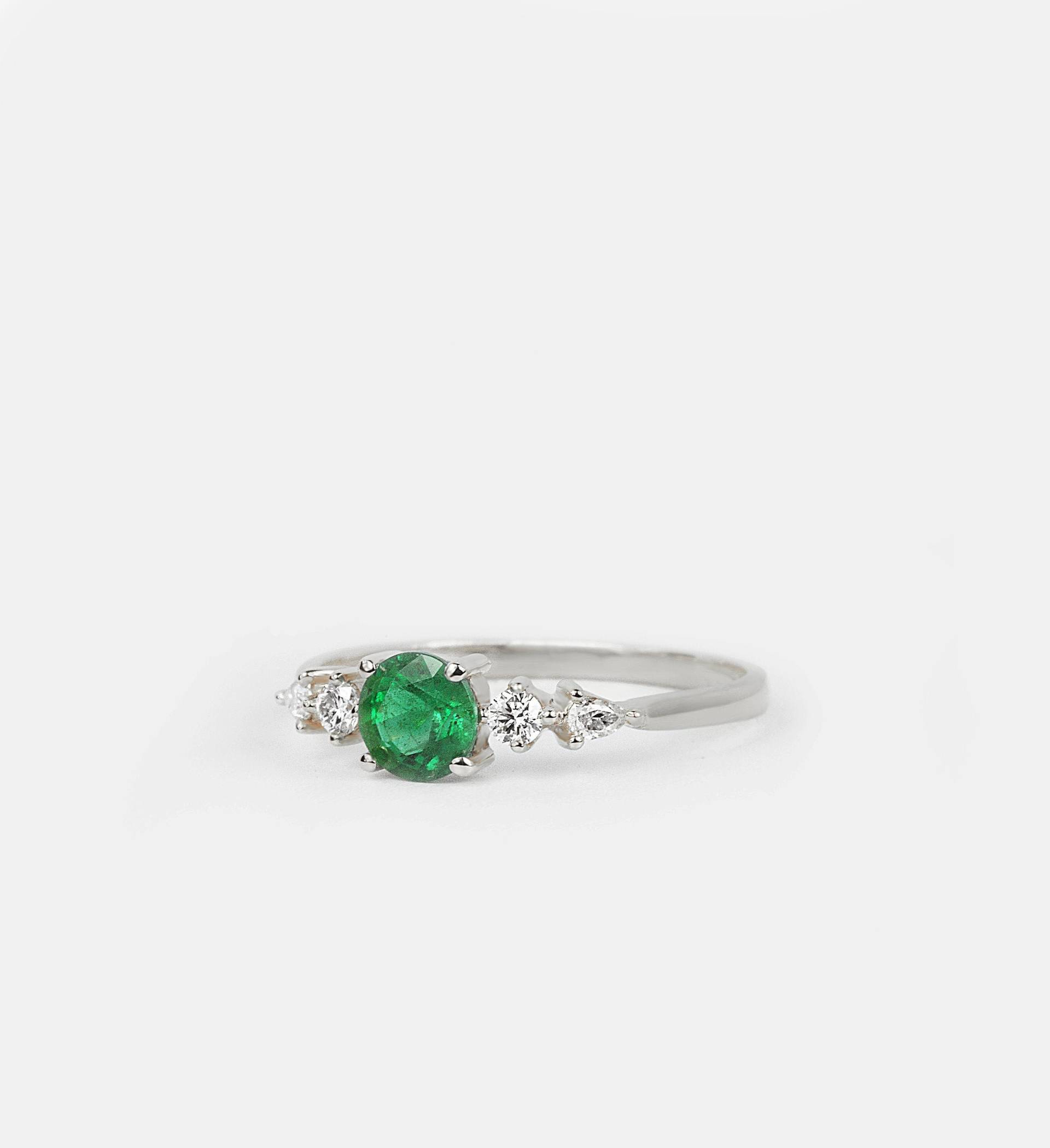 Smaragd Verlobungring-Drei Stein Ring-Versprechen Ring-Jahrestag Ring-Natürliche Verlobungsring Platin von DiorahJewellery
