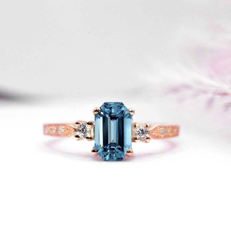 Smaragdschliff Aquamarin Verlobungsring | Hochzeit Braut Jahrestag Ring Princess Schliff Diamant Und 8 X 4.5mm Art Deco von DiorahJewellery
