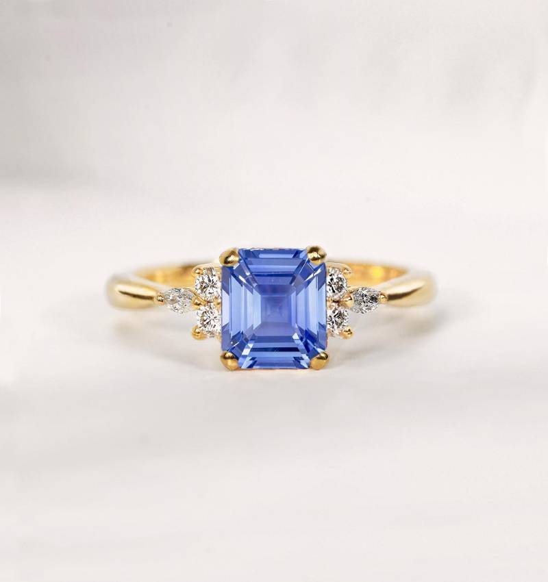Smaragdschliff Hellblauer Saphir Verlobungsring | 14K, 18K Gold Echter Alternativer Diamant Ring Umweltfreundlicher von DiorahJewellery