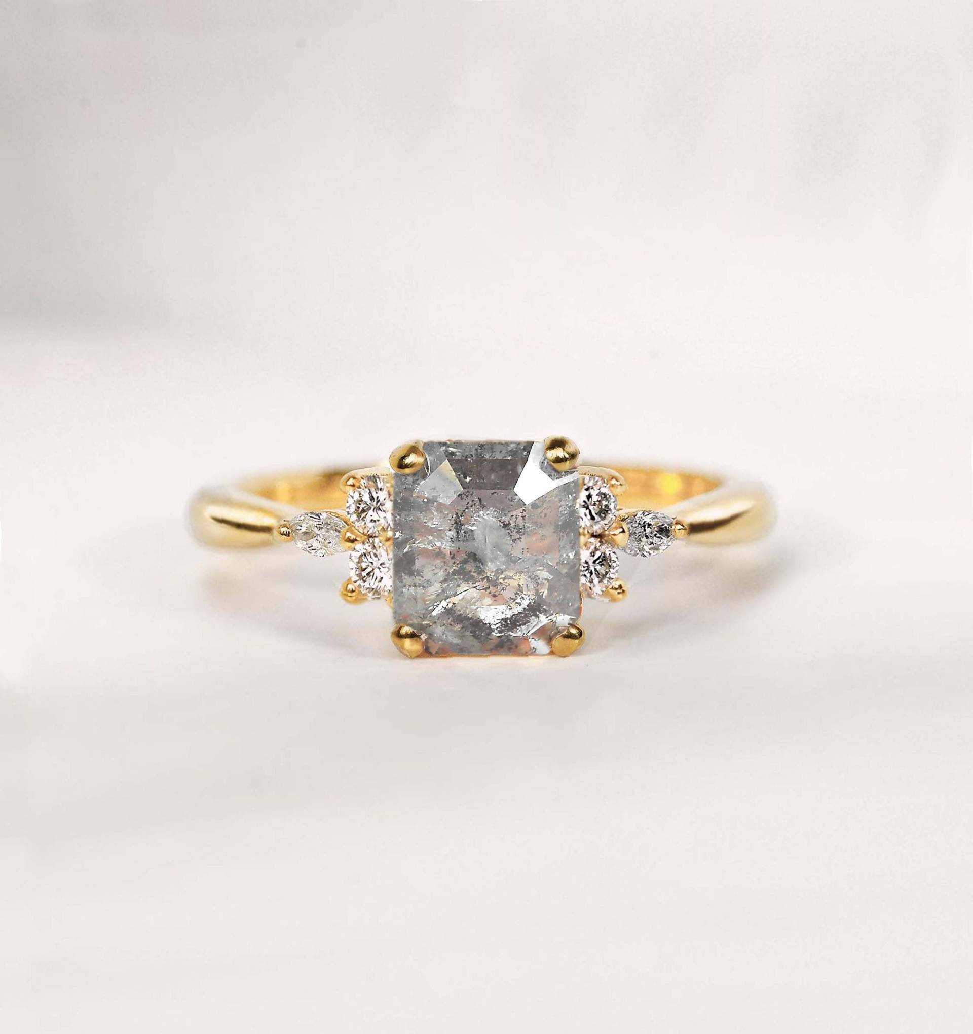 Smaragdschliff Salz Und Pfeffer Diamant Verlobungsring | 14K, 18K Gold Echter Alternativer Diamantring Umweltfreundlicher Ring von DiorahJewellery