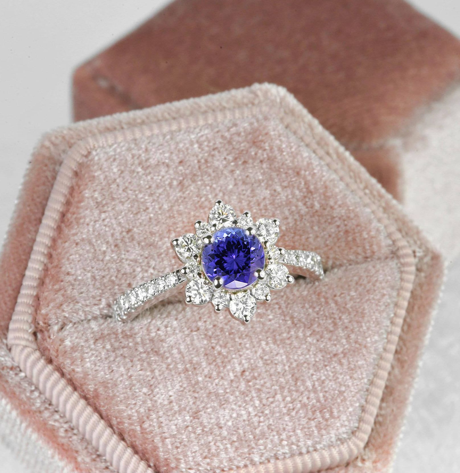 Tanzanite Verlobungsring | Natürliche Tanzanit Und Weißer Diamant Cluster Ring Weißgold Vintage Halo Jahrestag Einzigartige Braut von DiorahJewellery