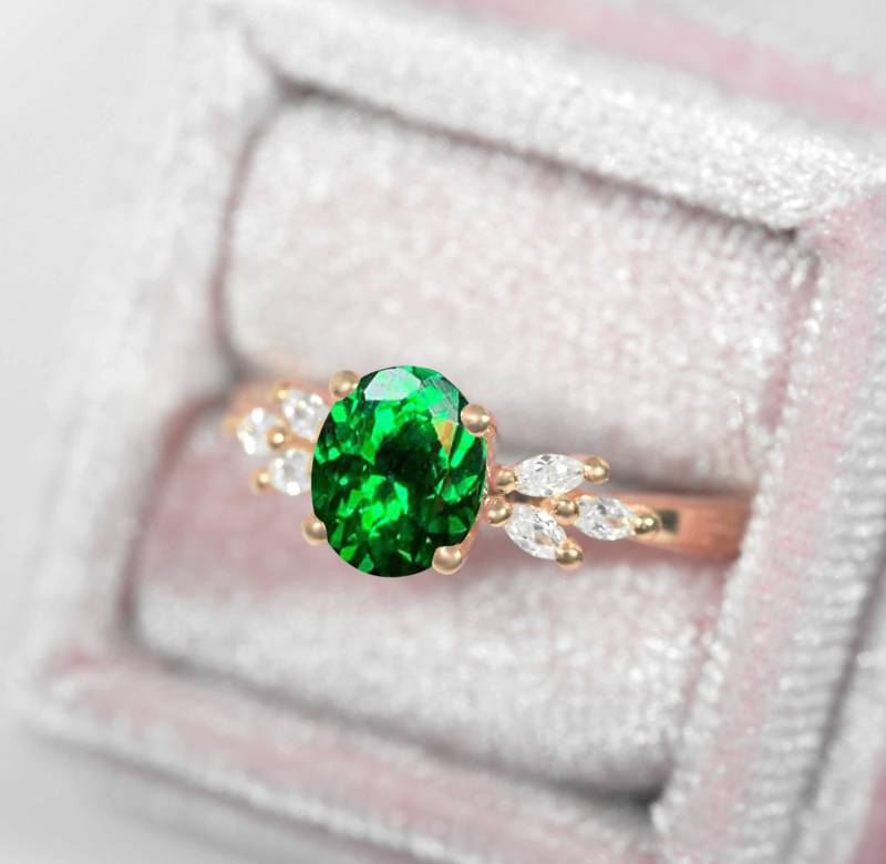 Tsavorit Und Marquise Diamant Verlobungsring | Oval Grüner Hochzeits - Jubiläumsring Braut Versprechen Cluster Ring Für Sie von DiorahJewellery