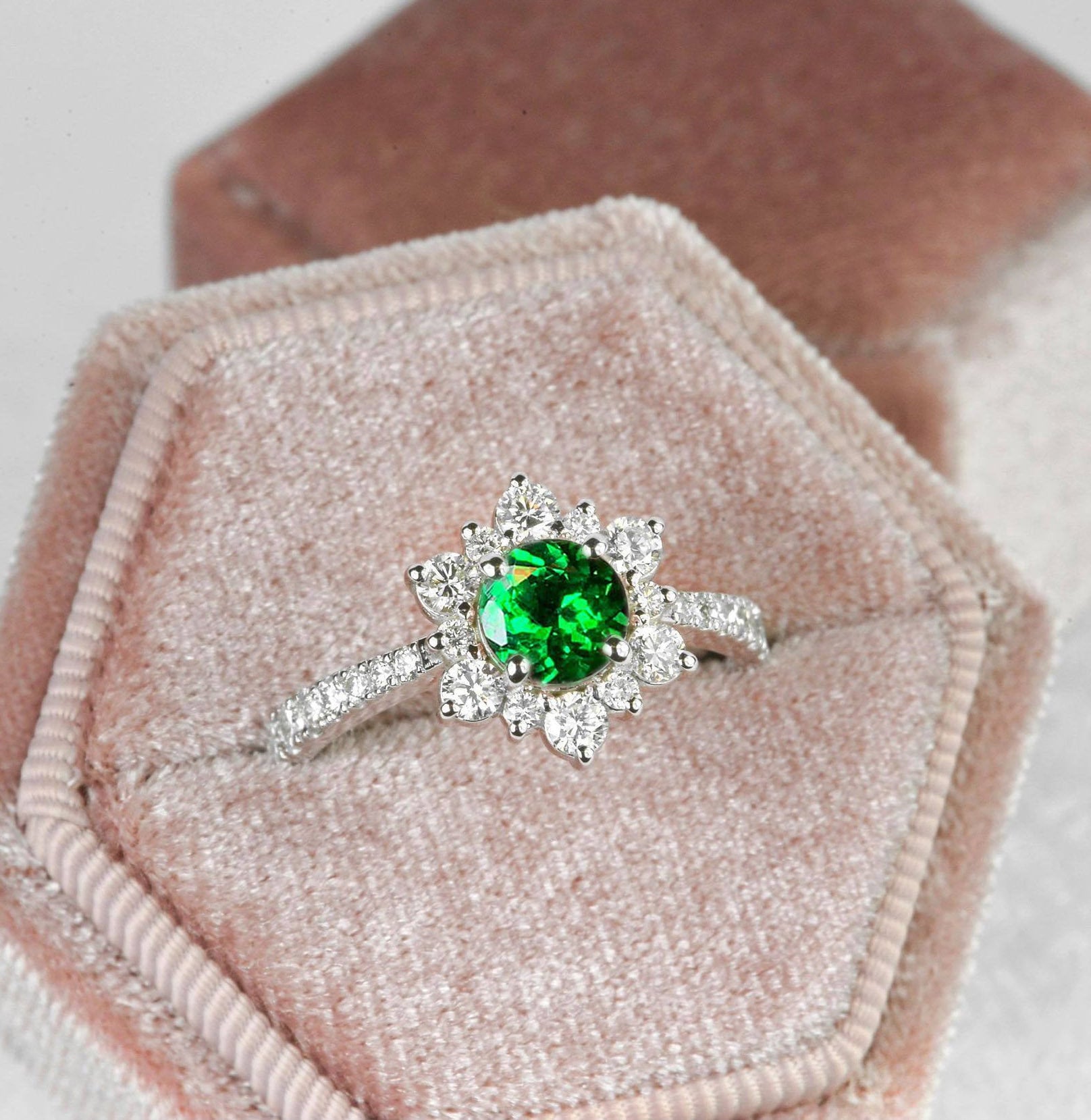 Tsavorite Verlobungsring | Tsavorit Und Diamant-Cluster-Ring White Gold Statement Halo Jahrestag Einzigartige Braut Ring Promise von DiorahJewellery