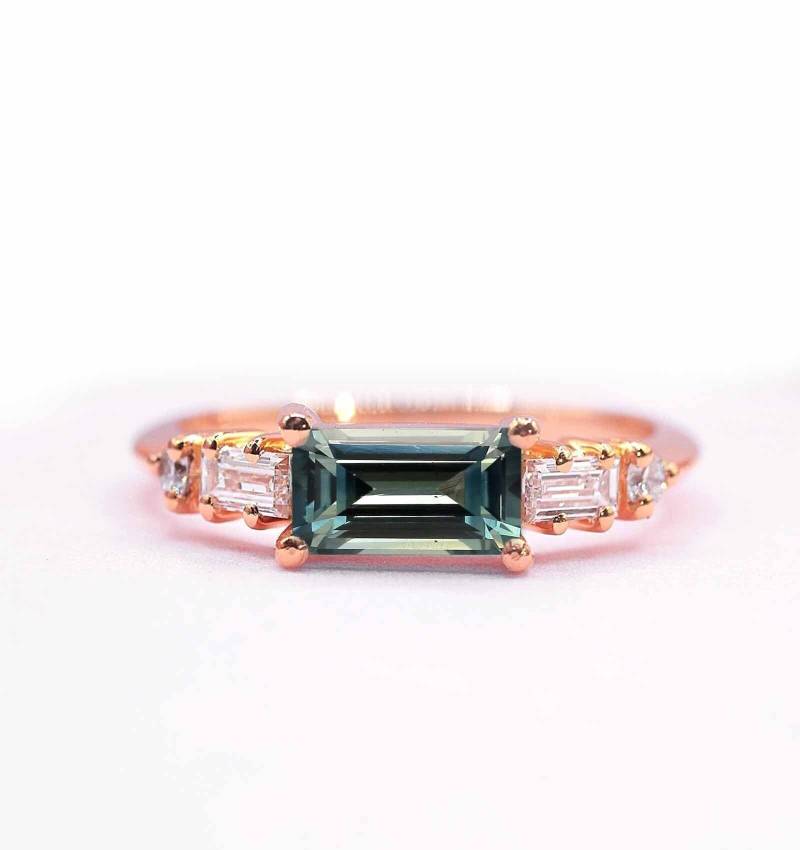 Türkis Saphir Und Diamant Art Deco Verlobungsring | Zierlicher Einzigartiger Handgemachter Ring Baguette 4.5 X 8mm Rose Gold von DiorahJewellery