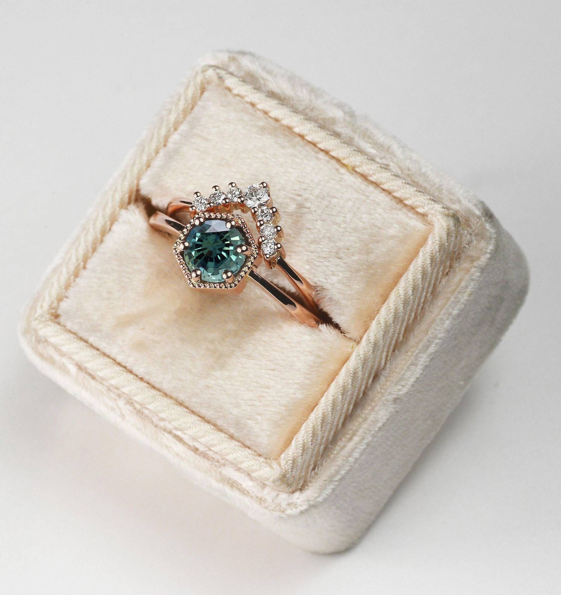 Türkis Saphir Verlobungsring Und Diamant Ehering | Brautring Rose, Gelb, Weißgold Ring Set von DiorahJewellery