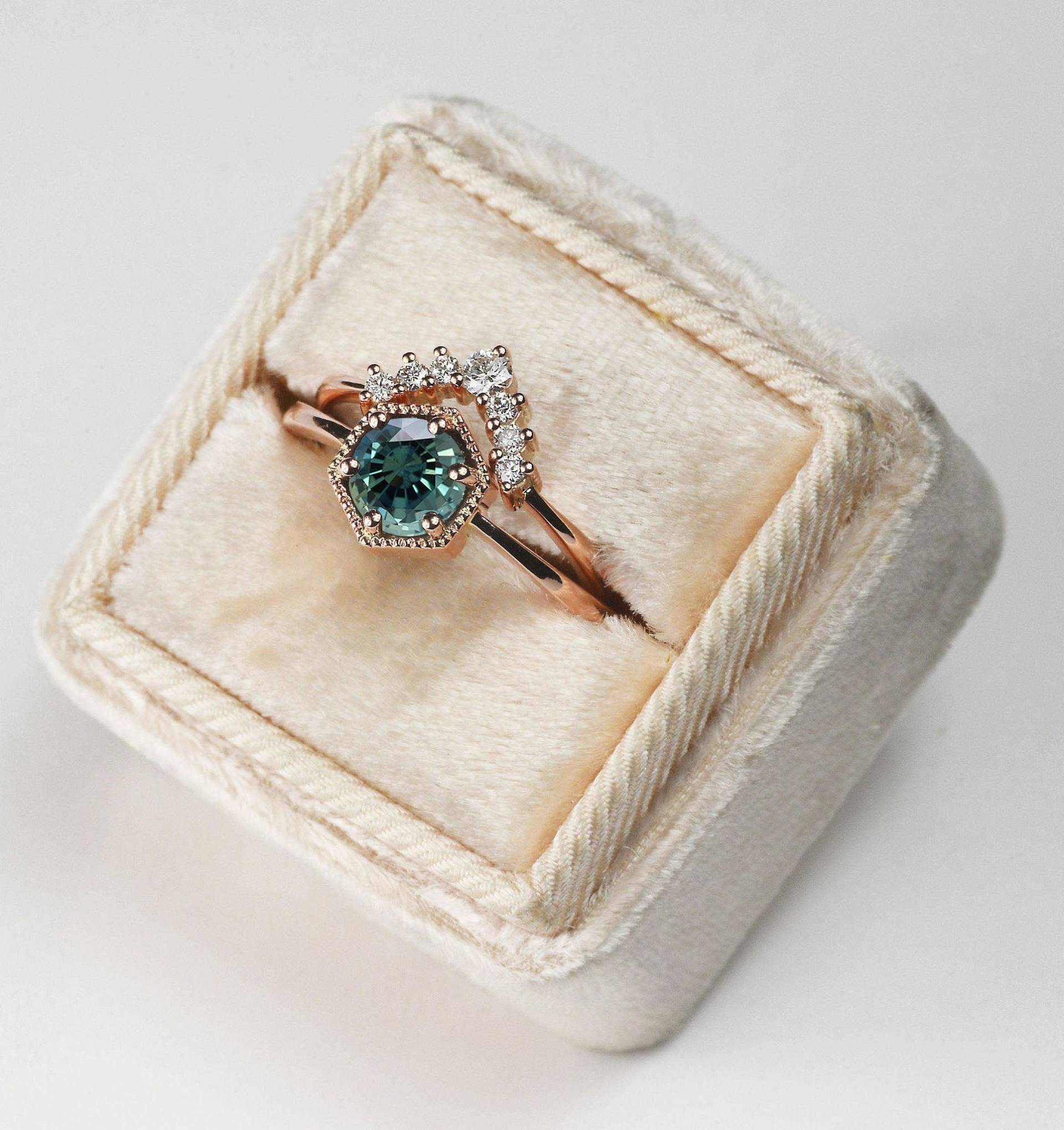 Türkiser Saphir Verlobungsring Und Diamant Ehering, Verlobungsring, Brautring, Zierlicher Einzigartiger Ring von DiorahJewellery