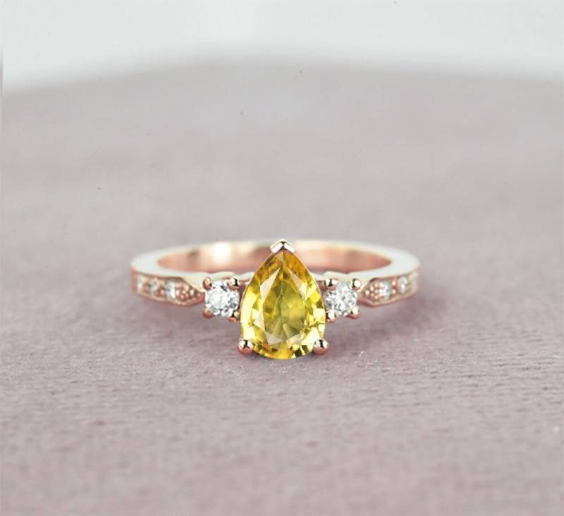 Verlobungsring Birnengelb Saphir | Runder Diamant Ring 9K/14K/18K Roségold Ring Rustikaler Diamantring Für Sie von DiorahJewellery