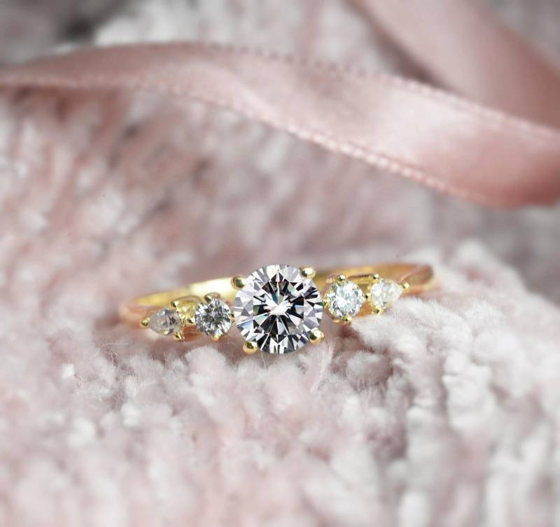 Weiße Moissanite Verlobungsring | Drei Stein Handgefertigte Ring Jubiläumsring 9K/14K/18K Rose, Weiß, Gelbgold Und Platin von DiorahJewellery