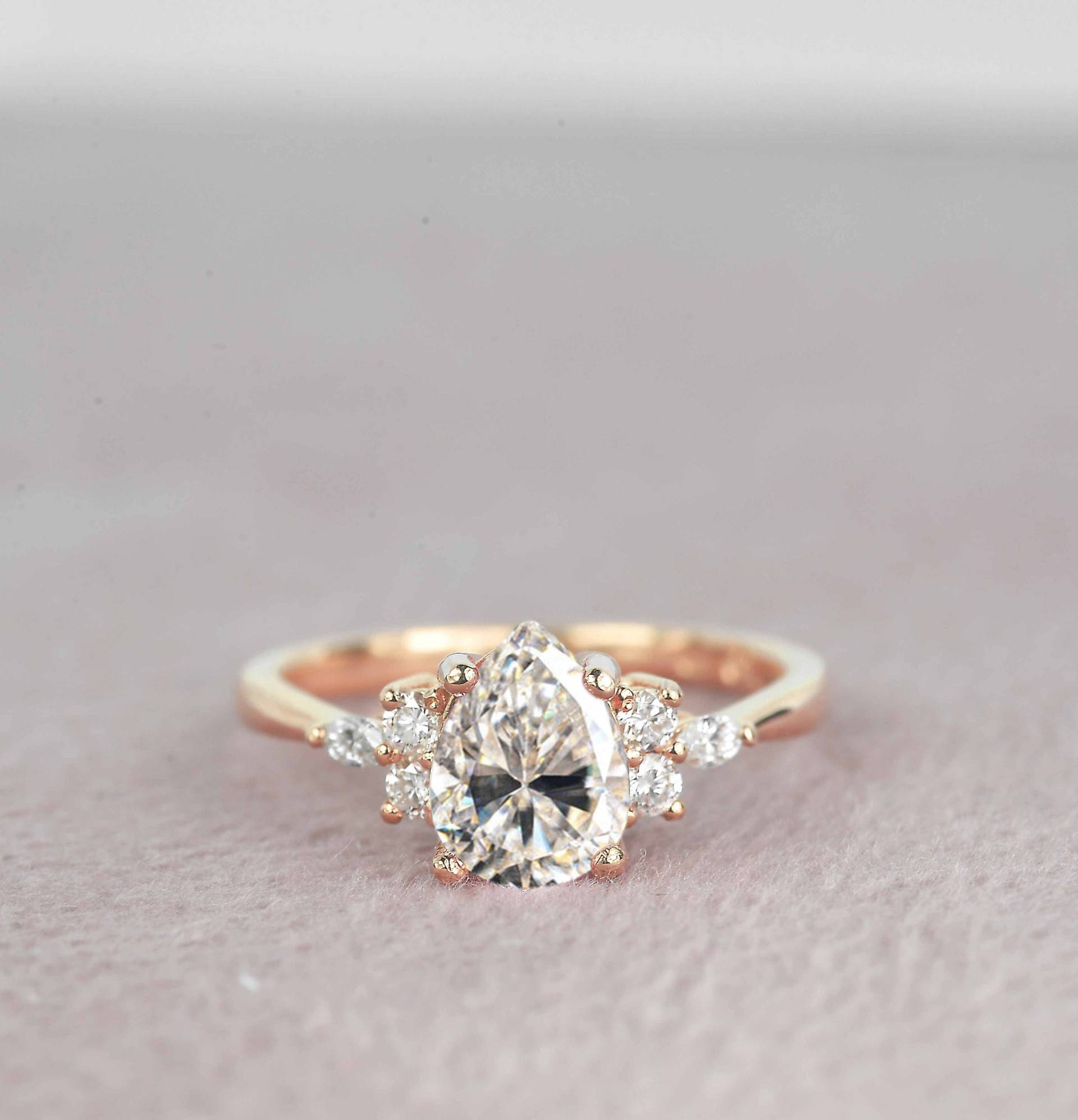 Weißer Moissanit Verlobungsring | Pear Und Diamant Vintage Ring in Roségold Hochzeit Verlobungs - Jubiläumsring von DiorahJewellery