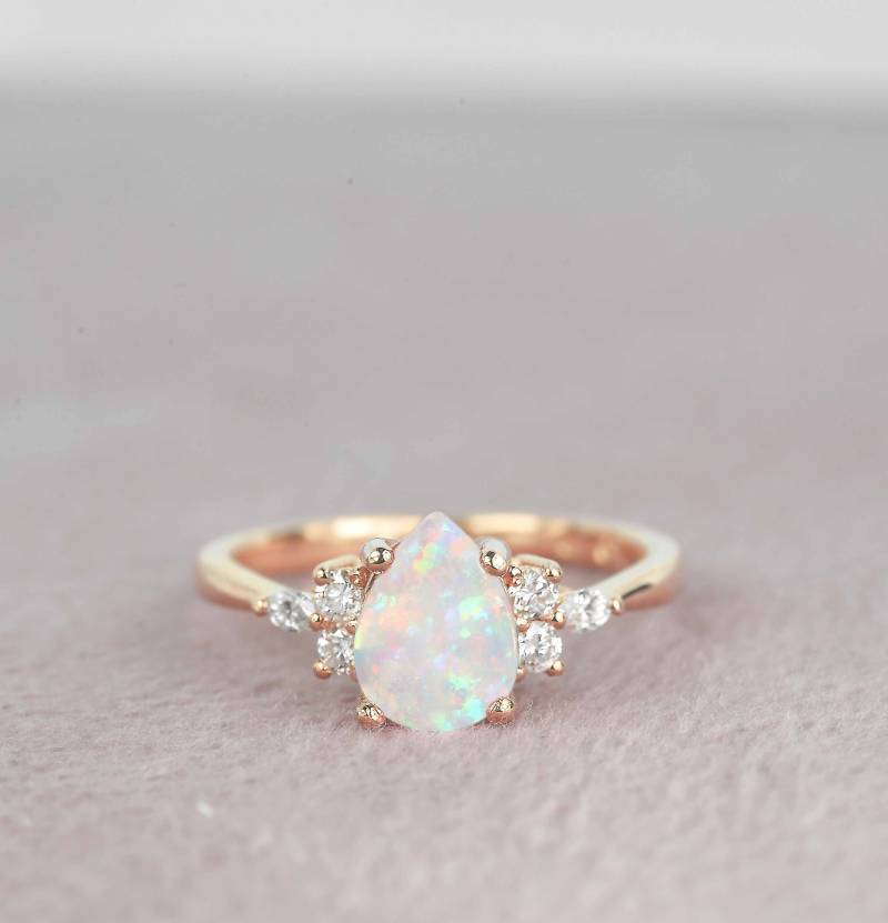 Weißer Opal Und Diamant Verlobungsring | Pear Vivid Vintage Ring in Roségold Birnenschliff Multi-stein Geschenkring von DiorahJewellery