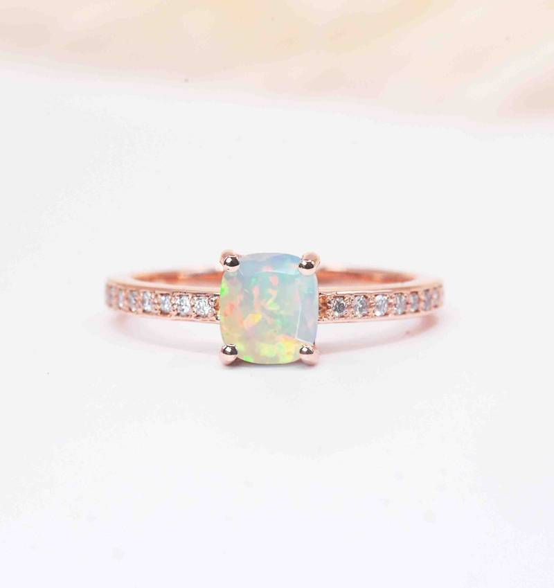 Weißer Opal Und Diamant Vintage Ring | 6mm Kissenschliff Weißer Verlobungsring Stilvoller Diamant-Jubiläumsring von DiorahJewellery