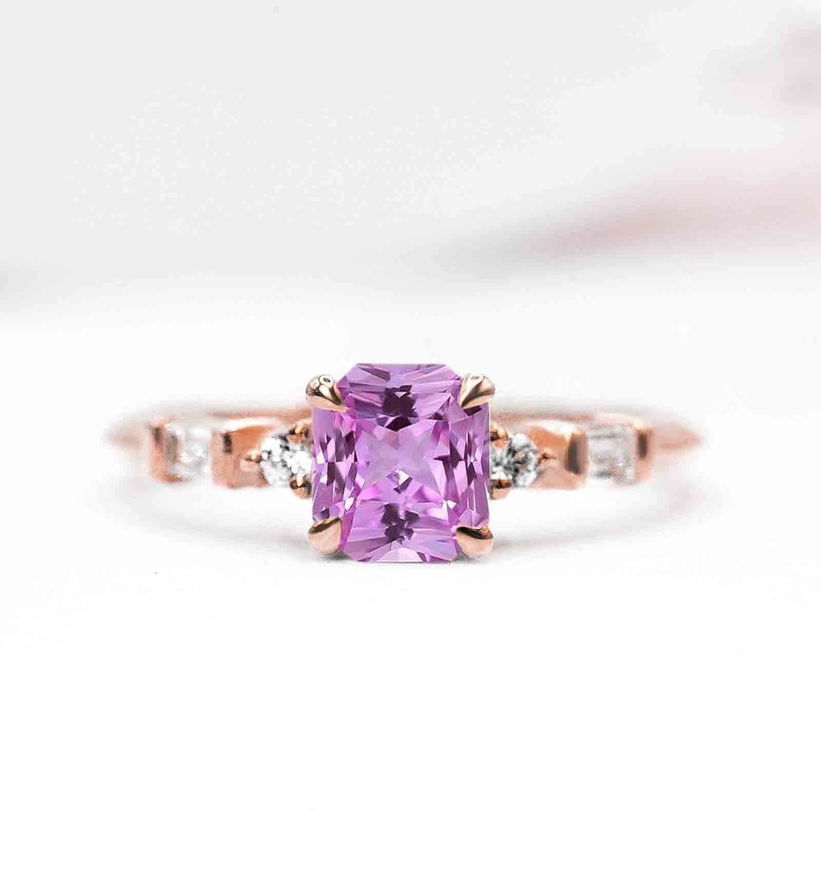 strahlende Cut Pink Sapphire Mit Verlobungsring | Handmade Verlobung in Rosegold Ring Rosa Saphir Und Baguette Diamant von DiorahJewellery