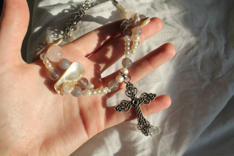 Elegante Perlenkette Mit Kreuz Anhänger - Handgefertigter Spiritueller Schmuck Soft Fairycore Y2K Rosenkranz Halskette Cute Fairy Pearl Design von Diorajewels